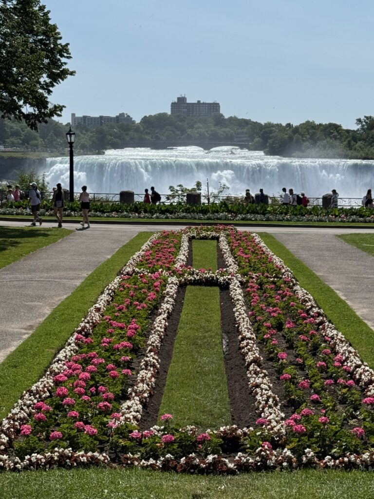 Queen Victoria Garden with the Niagara Falls in the background