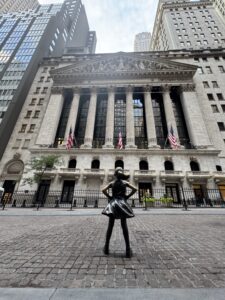 The Fearless Girl facing the New York Stock Exchange